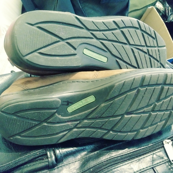 EASY SPIRIT FAIRLY NEW AS SEEN 😎. - Picture 2 of 6